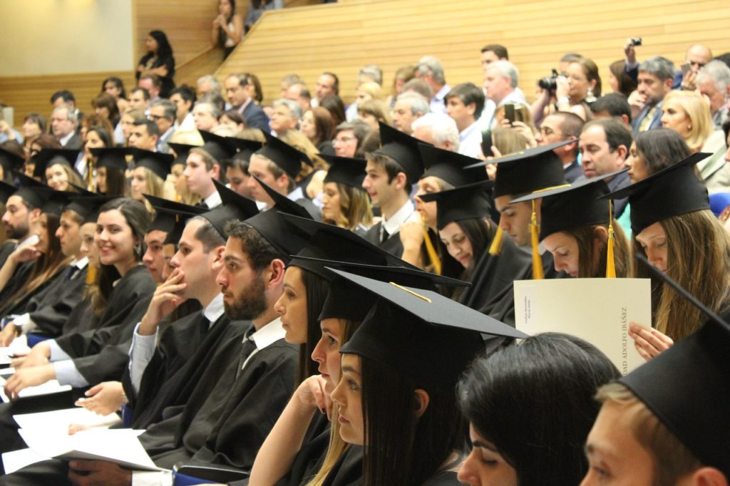 סטודנטים עם כובעים מסיימים לימודי שמאות לאקדמאים  