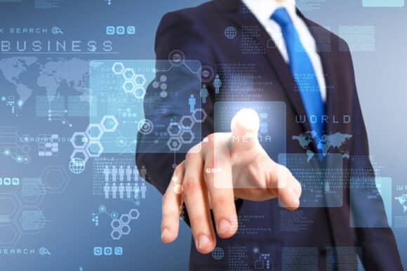 אדם עם מסך מספרים. נושא המאמר: קורס יזמות עסקית