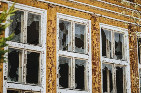 מה עושים במקרה של נפילת טילים על הבית? מי משלם על הנזק ואיך מגישים? - שמאות רכוש