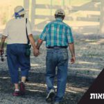 זוג קשישים. כיתוב: ההיסטוריה של עולם הביטוח