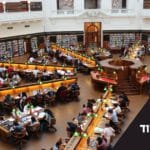 ספסלים בבורסה. כיתוב: מקצועות לימוד בשוק ההון