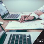 תמונה: זרועות לצד מחשבים ניידים ושרטוט. טקסט: התמחות בשמאות מקרקעין