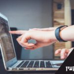 תמונה של אצבע על מחשב + טקסט תני קבלה שמאות מקרקעים