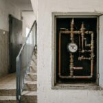 ארון מונים פתוח בחדר מדרגות של בית משותף